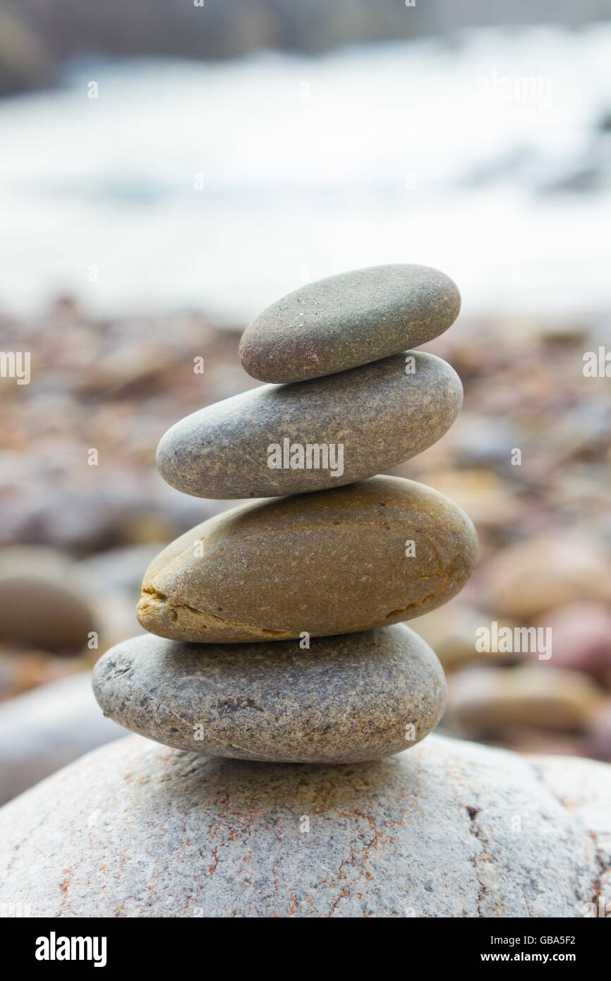 Les pierres de couleur mis en équilibre sur une plage Banque D'Images