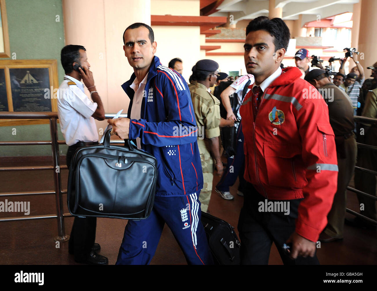 Cricket - Angleterre arrivée à l'aéroport de Bhubaneswar pour retour au Royaume-Uni - Inde.L'équipe de cricket d'Angleterre, Owais Shah, arrive à l'aéroport de Bhubaneswar après que l'équipe de cricket d'Angleterre ait décidé de retourner au Royaume-Uni, en Inde. Banque D'Images