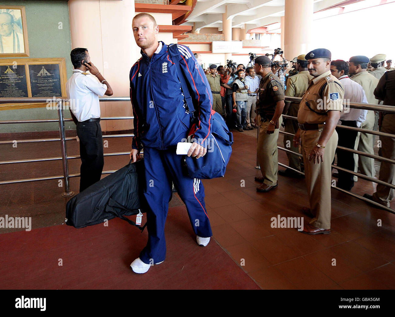 Andrew Flintock, de l'Angleterre, arrive à l'aéroport de Bhubaneswar après que l'équipe de cricket de l'Angleterre ait décidé de retourner au Royaume-Uni, en Inde. Banque D'Images