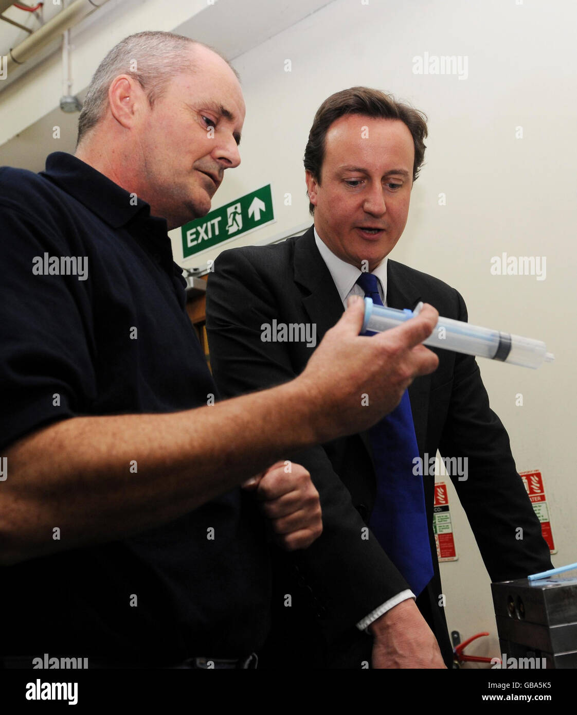 Le chef du Parti conservateur David Cameron s'entretient avec un employé lors d'une visite à Data Plastics à Witney, dans l'Oxfordshire. Banque D'Images