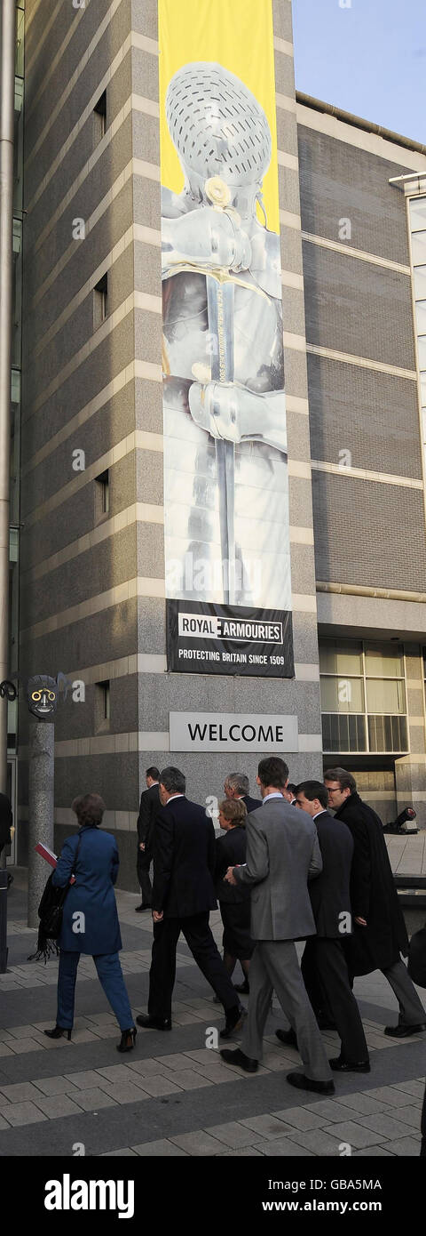 Le Premier ministre Gordon Brown arrive avec d'autres membres du Cabinet au Royal Armouries Museum de Leeds, où il tiendra une réunion du Cabinet. Banque D'Images