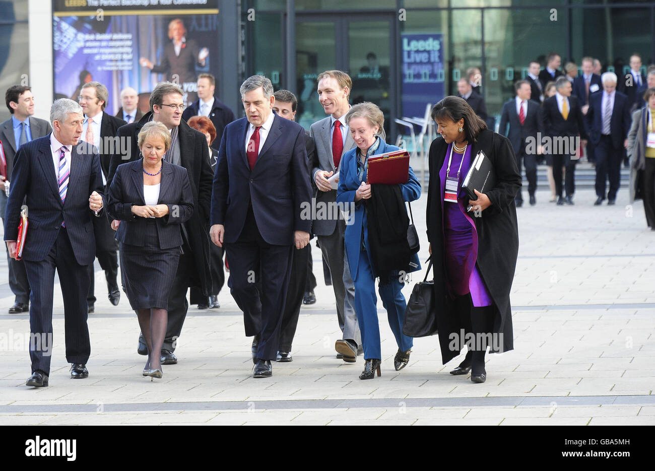 Le Premier ministre Gordon Brown arrive avec d'autres membres du Cabinet au Royal Armouries Museum de Leeds, où il tiendra une réunion du Cabinet. Banque D'Images