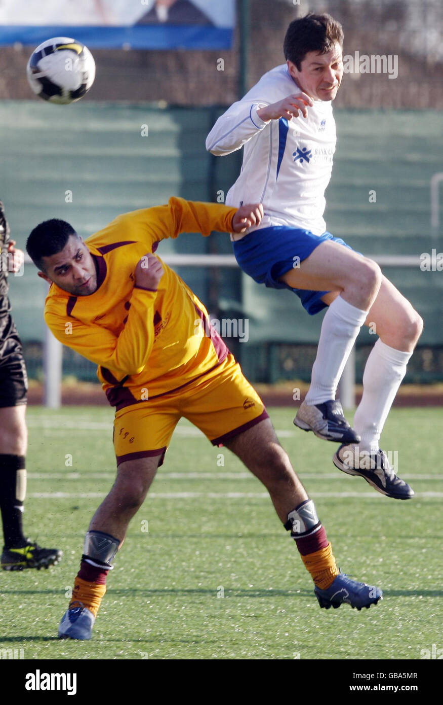 Ahmed Rehav et Ken Macintosh lors d'un match de football entre les MSP et les chefs religieux, dans le cadre de la semaine inter-foi écossaise, au parc Petershill de Glasgow. Banque D'Images