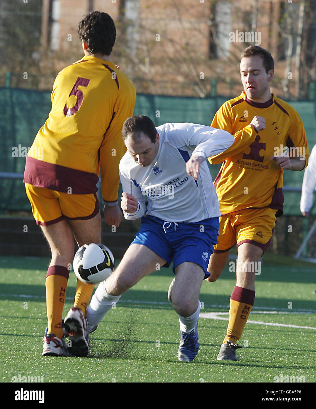 Shona Fisher, MSP John Park et Topper, lors d'un match de football entre les MSP et les chefs religieux, dans le cadre de la semaine inter-religieuse écossaise, au parc Petershill de Glasgow. Banque D'Images