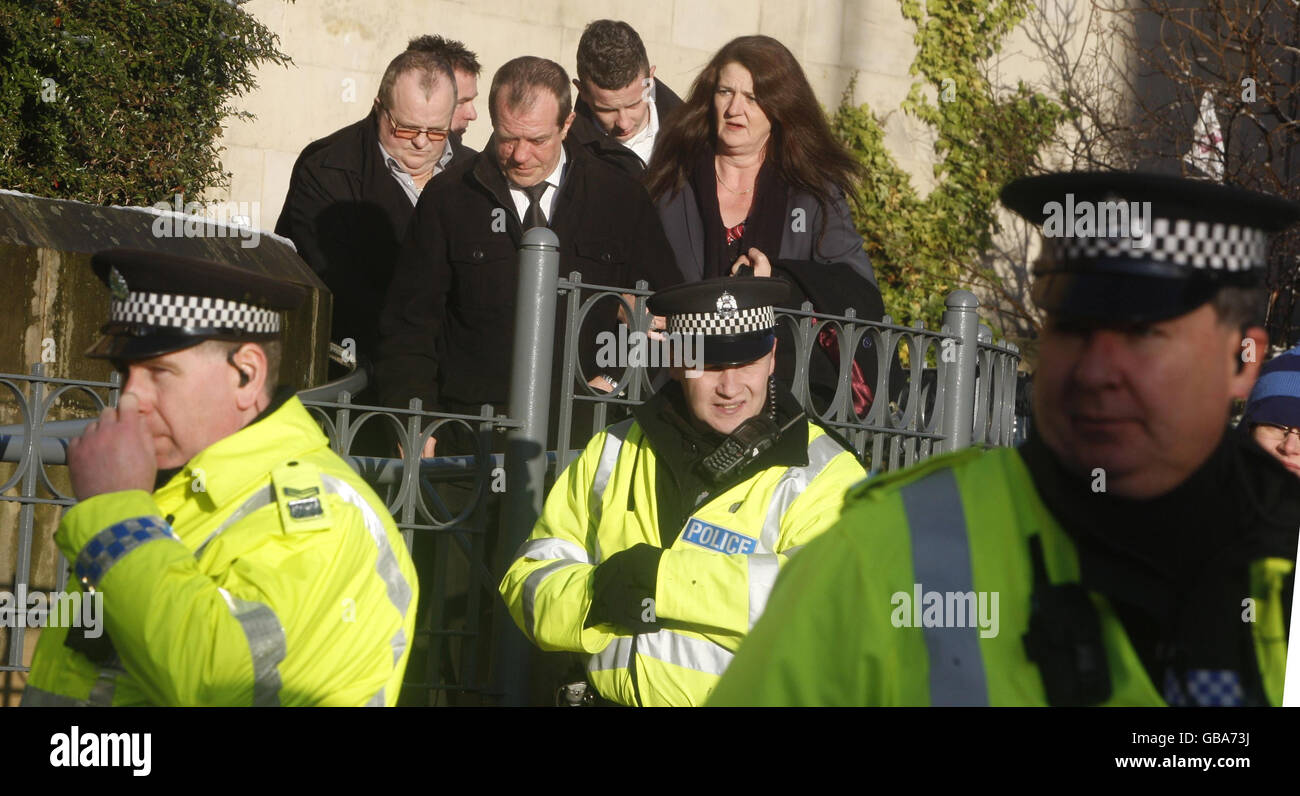 Le père de Vicky Hamilton, Michael Hamilton, et d'autres membres de sa famille quittent le tribunal du shérif de Dundee pour une pause déjeuner pendant le procès de Peter Tobin, qui a été reconnu aujourd'hui coupable du meurtre de Vicky Banque D'Images