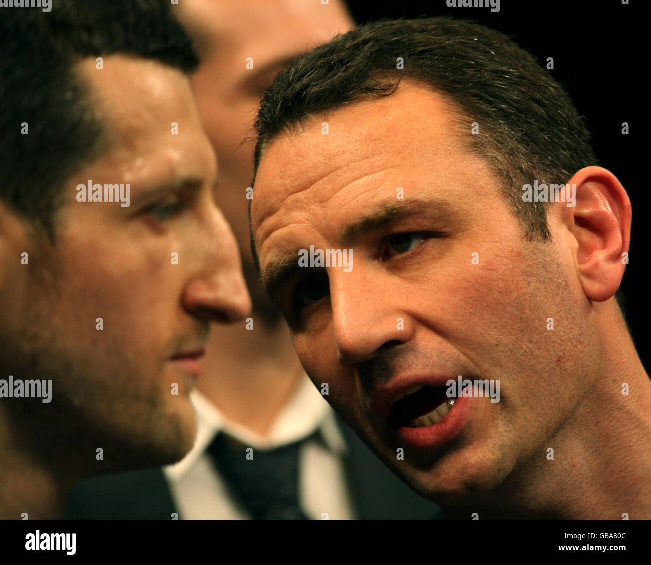 Carl Froch de la Grande-Bretagne en discussion avec son entraîneur Robert McCracken (à droite) avant le titre de WBC super-midlewhuit combat contre Jean Pascal du Canada à la Trent FM Arena, Nottingham. Banque D'Images