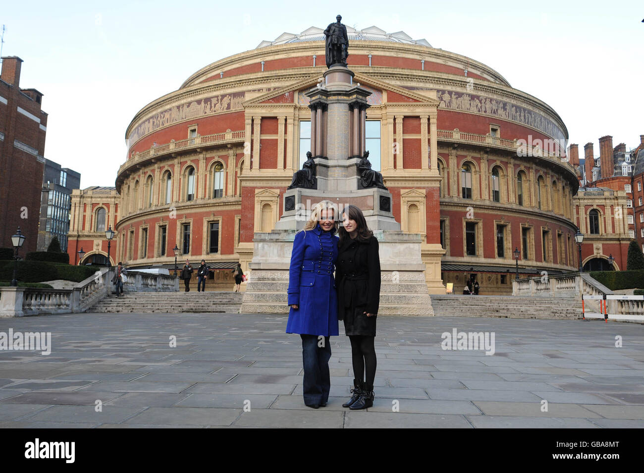 Faryl Smith, âgée de 13 ans, pose avec Katherine Jenkins (à gauche) le jour où Smith a signé son nouveau contrat de 2.3 millions de dollars avec Universal Classics and Jazz, au Royal Albert Hall de Londres. Banque D'Images