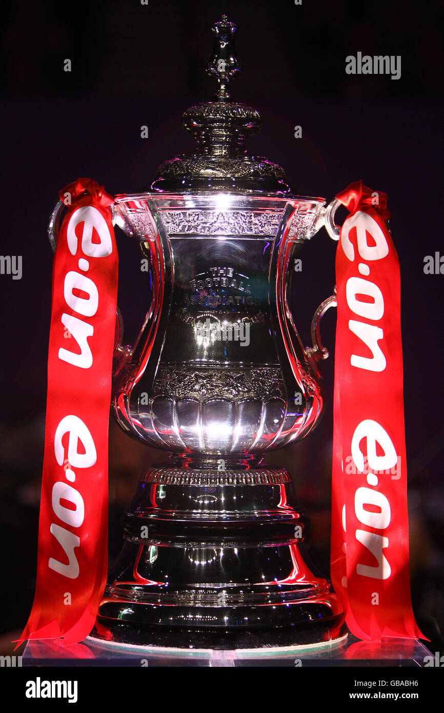La FA Cup est présentée lors des BBC Sport Personality of the Year Awards au Liverpool Echo Arena, à Liverpool. Banque D'Images