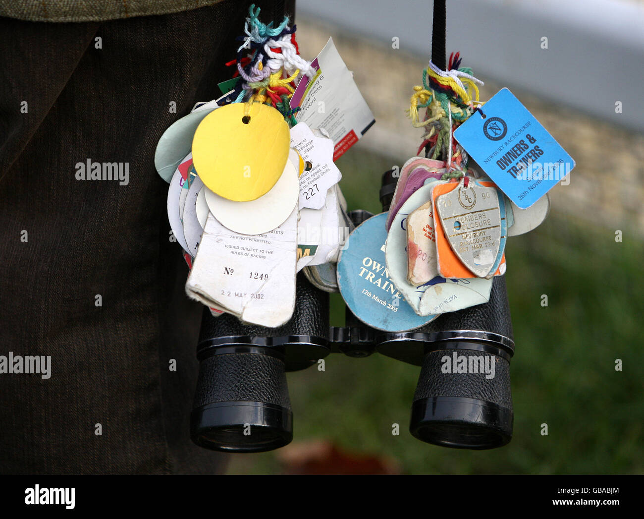 Vue générale des jumelles d'un entraîneur couvertes de passes lors de la rencontre internationale Boylesports à l'hippodrome de Cheltenham. Banque D'Images