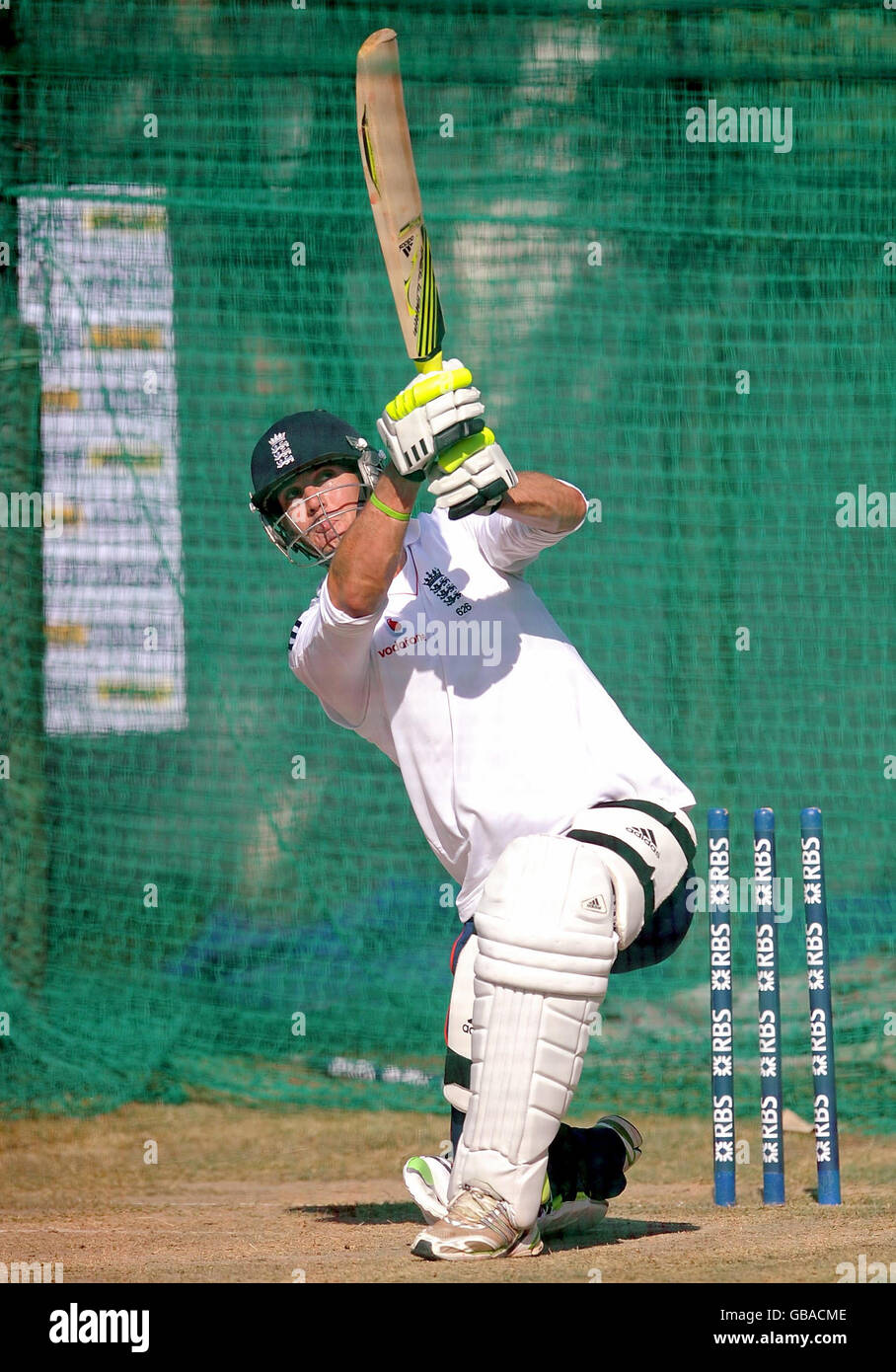 Kevin Pietersen, en Angleterre, se batte lors d'une séance de filets au Punjab Cricket Association Stadium, Mohali, en Inde. Banque D'Images