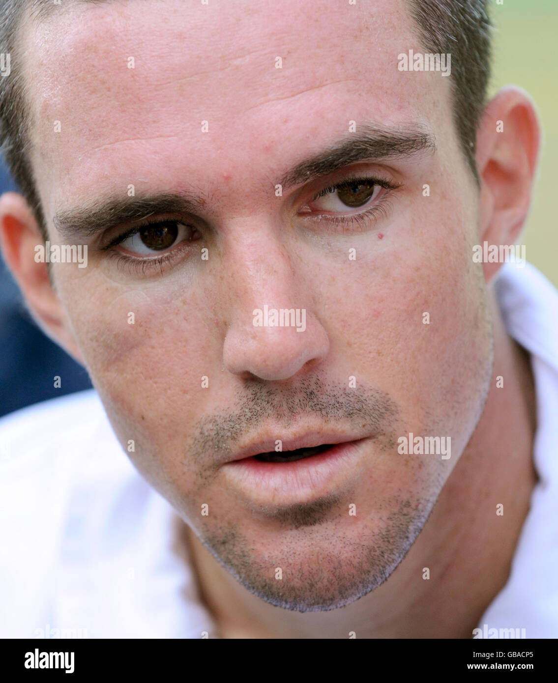 Kevin Pietersen, en Angleterre, parle aux médias lors d'une session de filets au Punjab Cricket Association Stadium, Mohali, en Inde. Banque D'Images