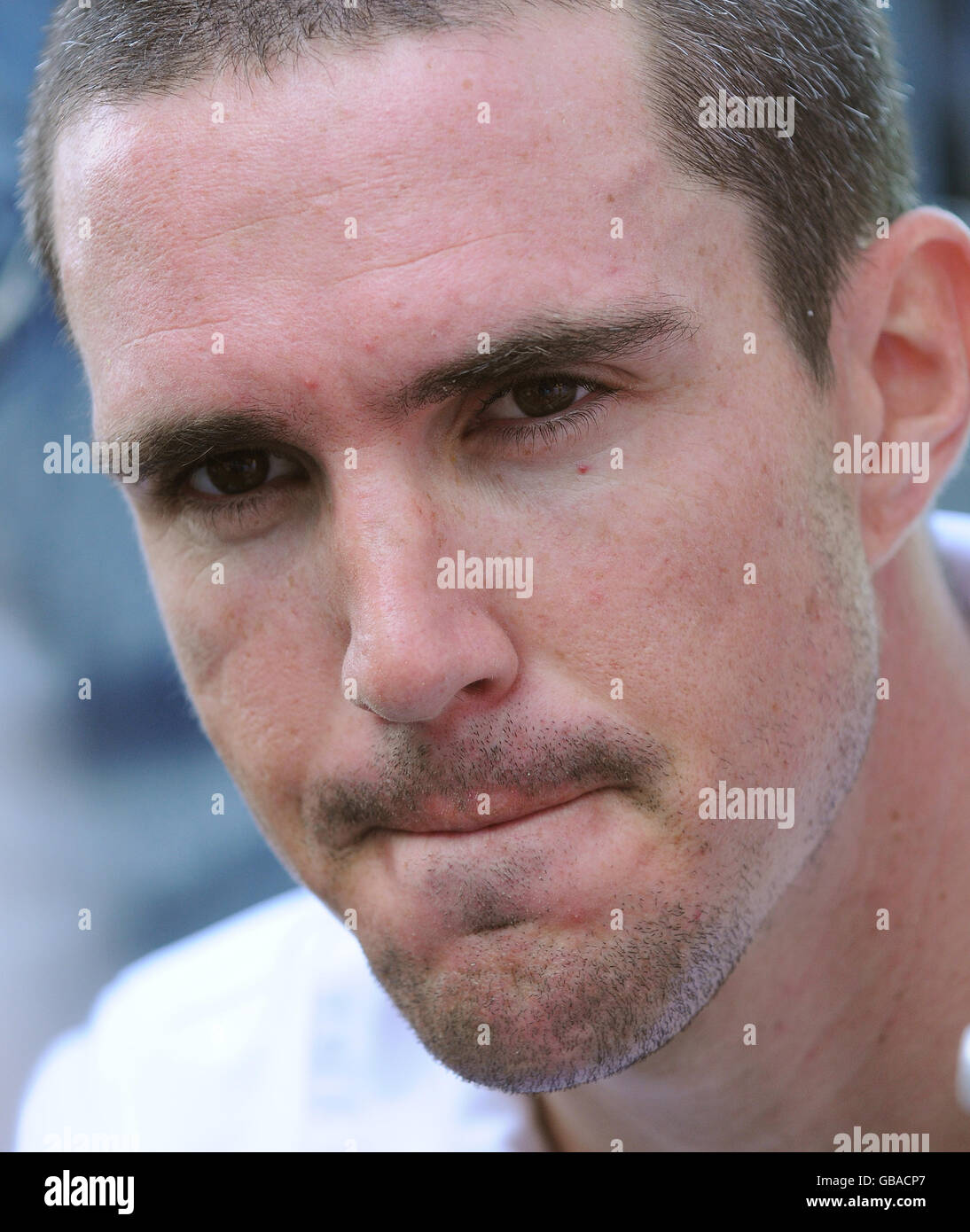 Kevin Pietersen, en Angleterre, parle aux médias lors d'une session de filets au Punjab Cricket Association Stadium, Mohali, en Inde. Banque D'Images