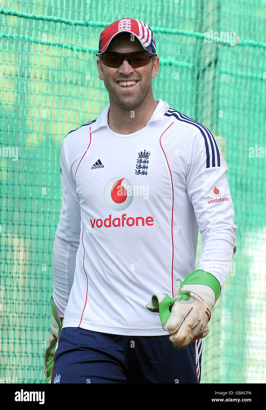 Matt Prior rit lors d'une session de filets au Punjab Cricket Association Stadium, Mohali, Inde. Banque D'Images
