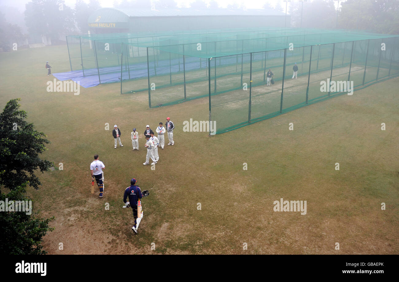 Andrew Strauss et Alastair Cook, les grands de l'Angleterre, se dirigent vers les filets tandis que le brouillard retarde le début du jeu au cours de la troisième journée du deuxième test au Punjab Cricket Association Stadium, Mohali, Inde. Banque D'Images