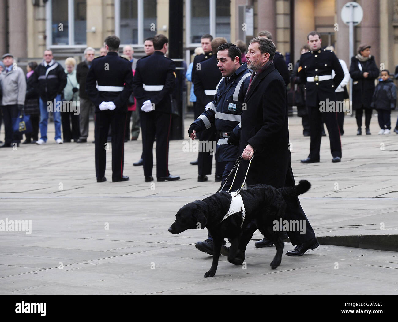 Le député de Sheffield et l'ancien ministre du travail, David Blunkett, se joignent aux amateurs de deuil de la cathédrale de Sheffield pour rendre hommage au Lplc Jamie Fellows des Royal Marines, qui a été tué lorsqu'il a servi en Afghanistan. Banque D'Images