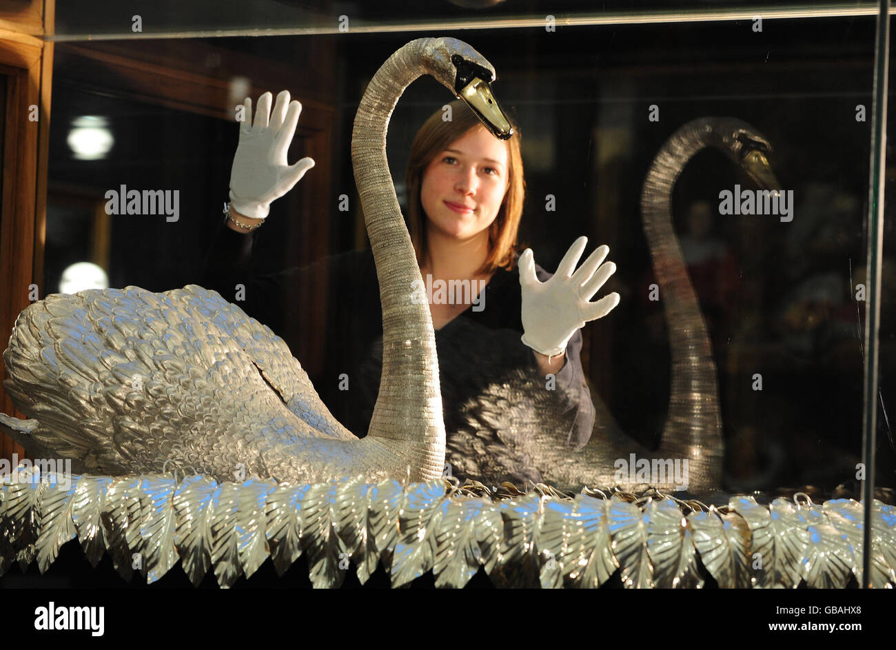 Rachael Metcalfe, un employé du musée, regarde le cygne musical d'argent solide inestimable qui est exposé au musée Bowes, au château de Barnard, Co Durham, après trois mois de nettoyage et de polissage. Banque D'Images