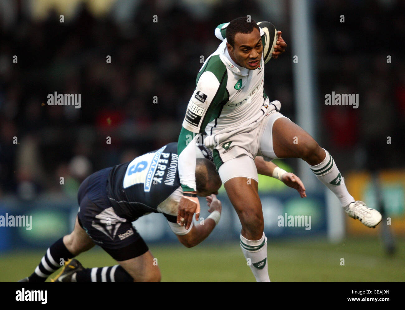 Sailosi Tagicakibau, de Londres, se livre à l'assaut de Shaun Perry à Bristol pour continuer et marquer leur première tentative lors du match Guinness Premiership au Memorial Stadium, Bristol. Banque D'Images