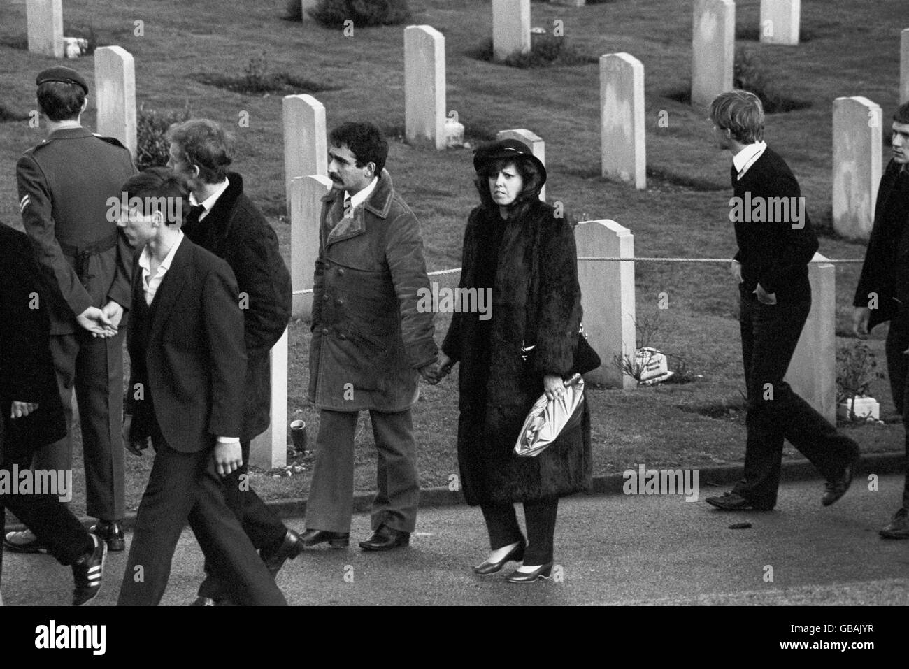 Lors de l'inhumation avec tous les honneurs militaires dans le cimetière militaire, Aldershot, de 16 soldats des 2e et 3e bataillons du Régiment de parachutistes qui sont morts dans certains des combats les plus sanglants de la guerre des Malouines. Banque D'Images