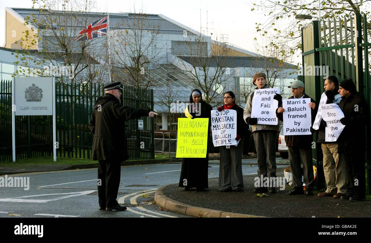 Les manifestants, dont Peter Tatchell, troisième à gauche, devant le tribunal de la Couronne de Woolwich, dans l'est de Londres, devraient reprendre le procès terroriste de Baloch. Banque D'Images