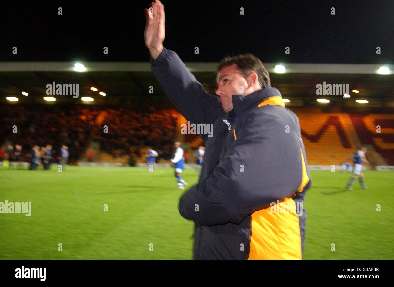 Football - Nationwide League Division One - Bradford City / Millwall.Bryan Robson, le nouveau directeur de Bradford City, se fait un grand pas vers les fans lors de son premier match en charge Banque D'Images