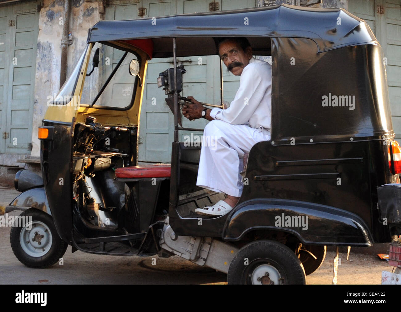 Stock de voyage - Inde. Un conducteur de pousse-pousse à Rajkot, en Inde Banque D'Images