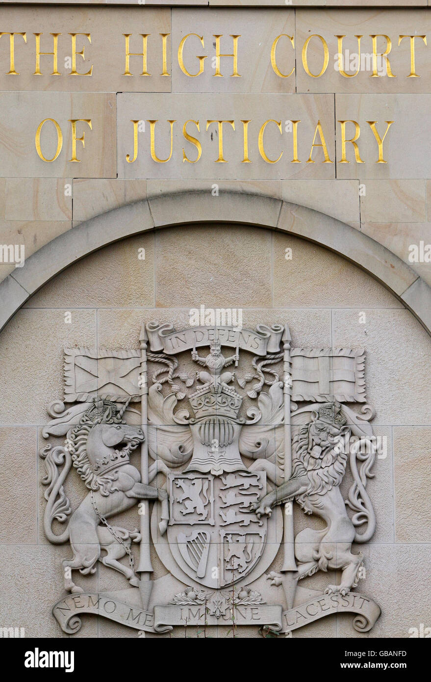 La High court de Glasgow. Michael Ross, un héros de la guerre en Irak condamné à perpétuité pour avoir tué un serveur bangladais, qui a reçu aujourd'hui cinq ans de plus pour avoir tenté de fuir le tribunal après le verdict et avoir poignardé des armes dans une voiture. Banque D'Images