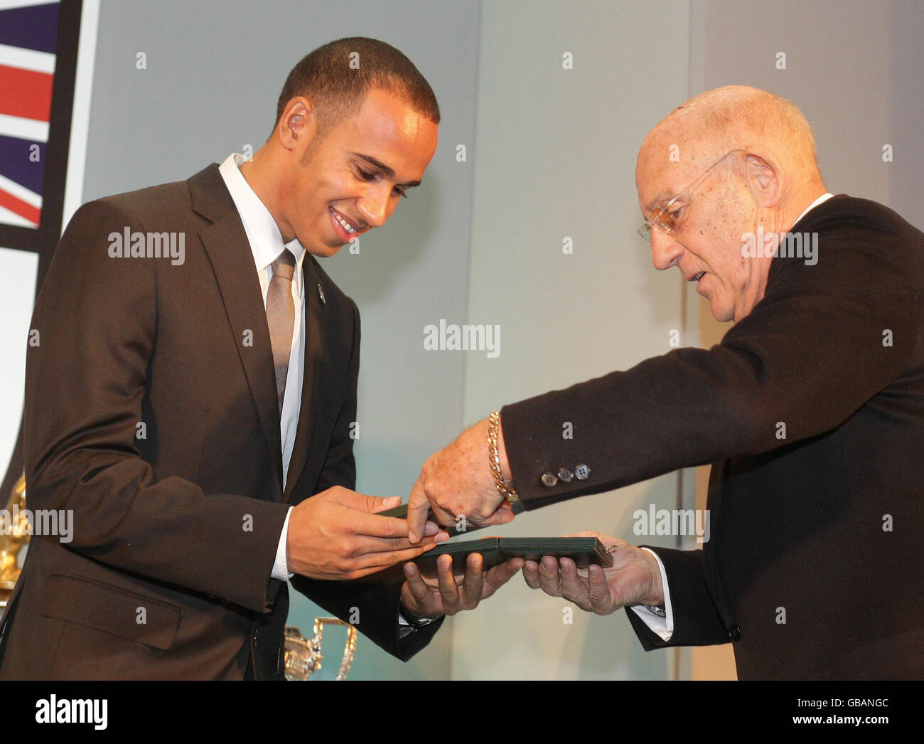 Lewis Hamilton, champion du monde de Formule 1, reçoit deux étoiles d'or du club des pilotes de course britannique de Sir Stirling Moss aux British Racing Drivers Club Awards, au Cafe Royal, Piccadilly, Londres. Banque D'Images Lewis Hamilton, champion du monde de Formule 1, reçoit deux étoiles d'or du club des pilotes de course britannique de Sir Stirling Moss aux British Racing Drivers Club Awards, au Cafe Royal, Piccadilly, Londres. Banque D'Images