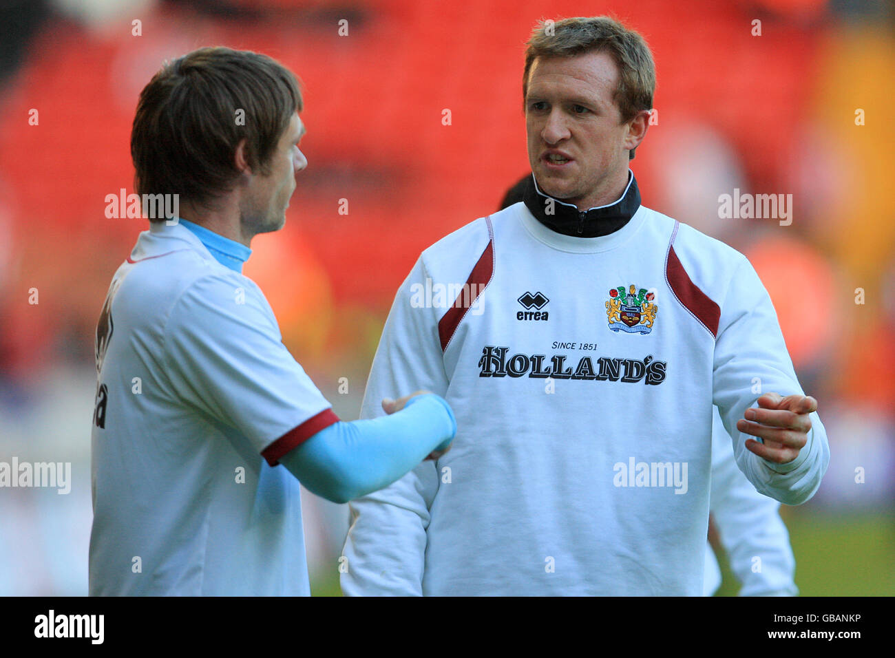 Football - Championnat de la ligue de football Coca-Cola - Sheffield United v Burnley - Bramall Lane.Steven Caldwell de Burnley (à droite) parle à Graham Alexander, coéquipier, pendant la formation préalable au match. Banque D'Images