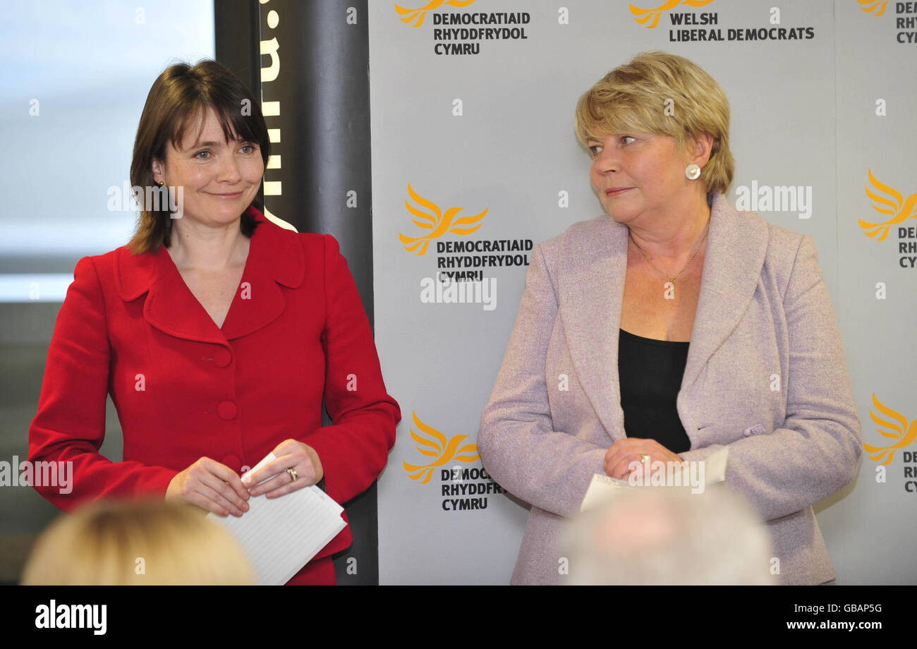 Les candidats pour les libéraux-démocrates gallois Kirsty Williams, à gauche, et Jenny Randerson, attendent que les votes soient annoncés au Wales Millennium Centre, au pays de Galles. Banque D'Images