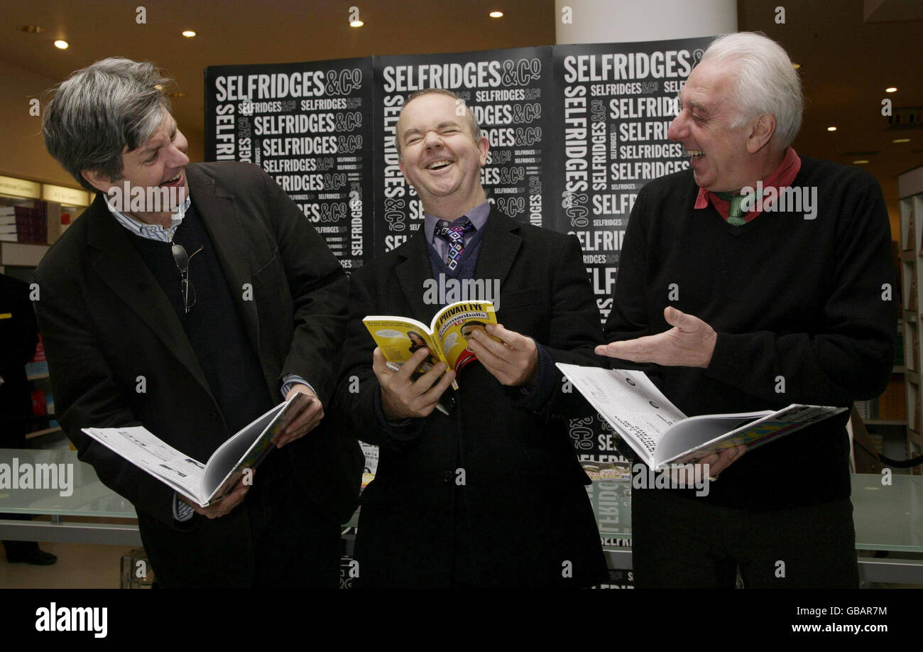 (De gauche à droite) Nick Newman, Ian Hislop et Barry Fantoni au cours d'une séance de signature pour l'édition 2008 de l'édition de l'édition de l'année de l'œil privé à Foyles à Selfridges, Oxford Street, dans le centre de Londres. Banque D'Images