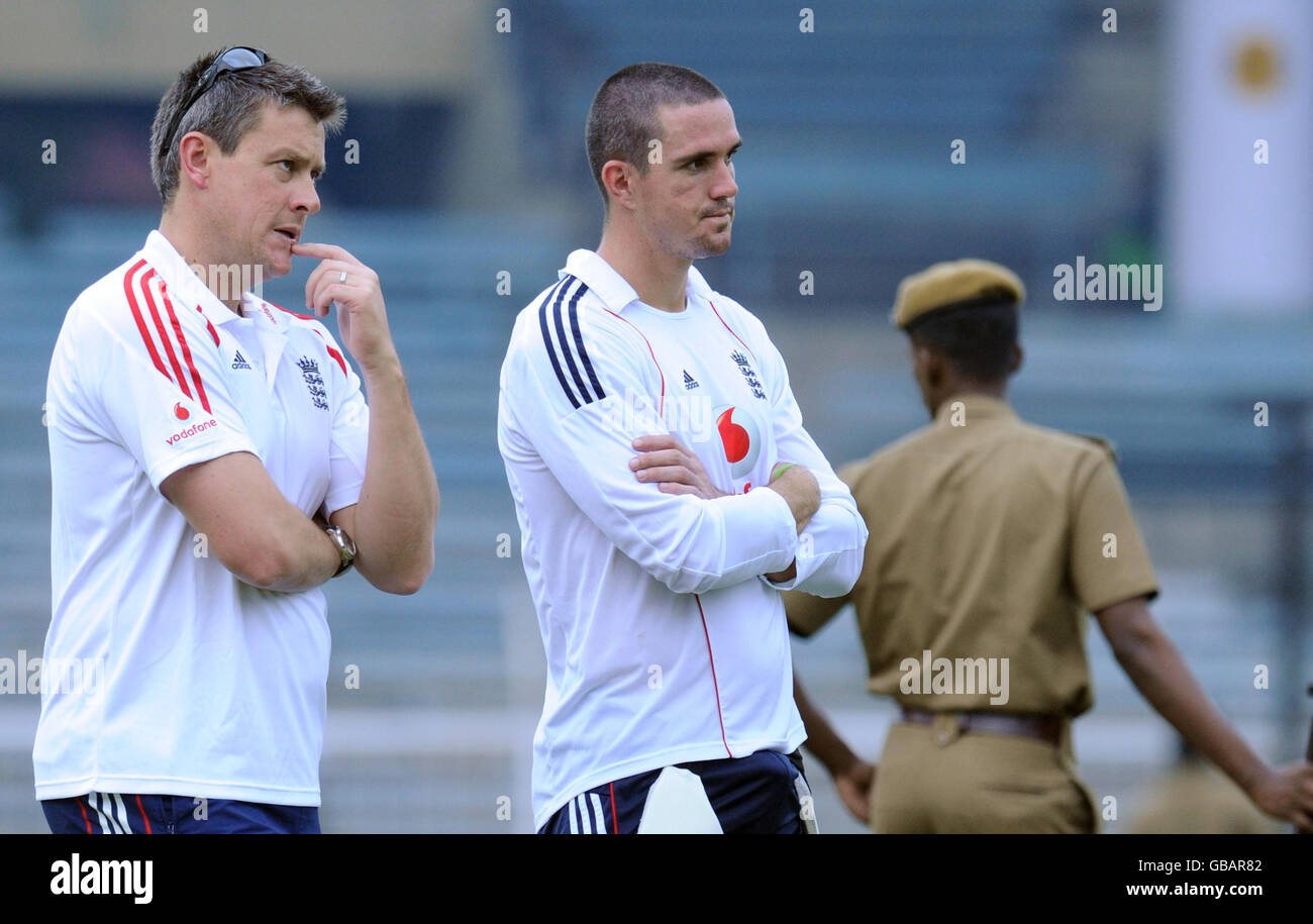 Kevin Pietersen (au centre) et Ashley Giles (à gauche) lors de la première séance d'entraînement en Angleterre au stade M. A. Chidambaram à Chennai, en Inde. Banque D'Images