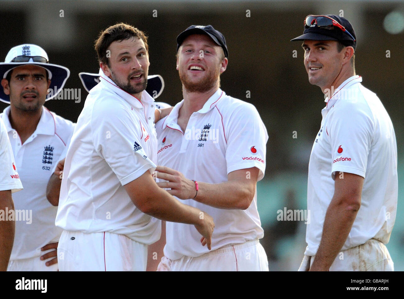 Le joueur d'Angleterre Steve Harmison célèbre la cricket de Yuvraj Singh en Inde avec Andrew Flintooff pendant la deuxième journée du premier match de test au stade M. A. Chidambaram à Chennai, en Inde. Banque D'Images