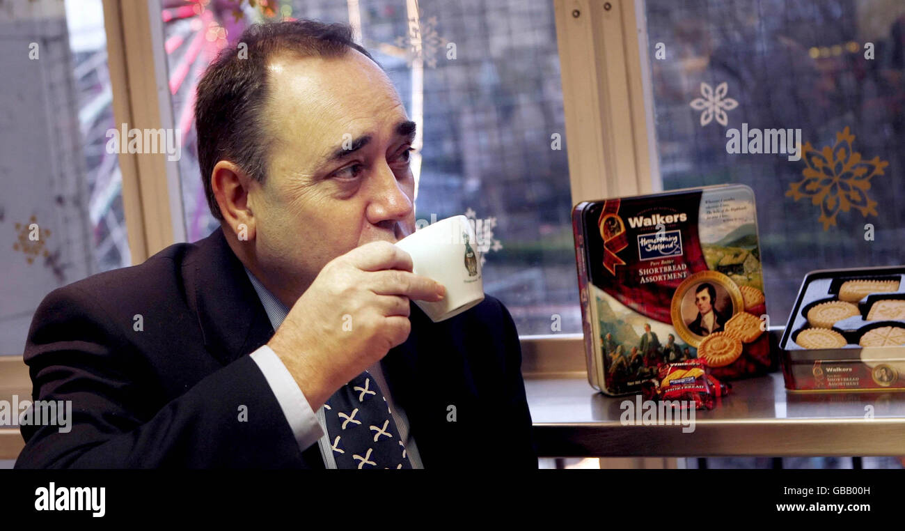 Le premier ministre écossais Alex Salmond lors du lancement d'une édition limitée de Walkers shortbread pour promouvoir Homecoming 2009 à Valvona & Crolla dans le grand magasin Jenners à Édimbourg. Banque D'Images