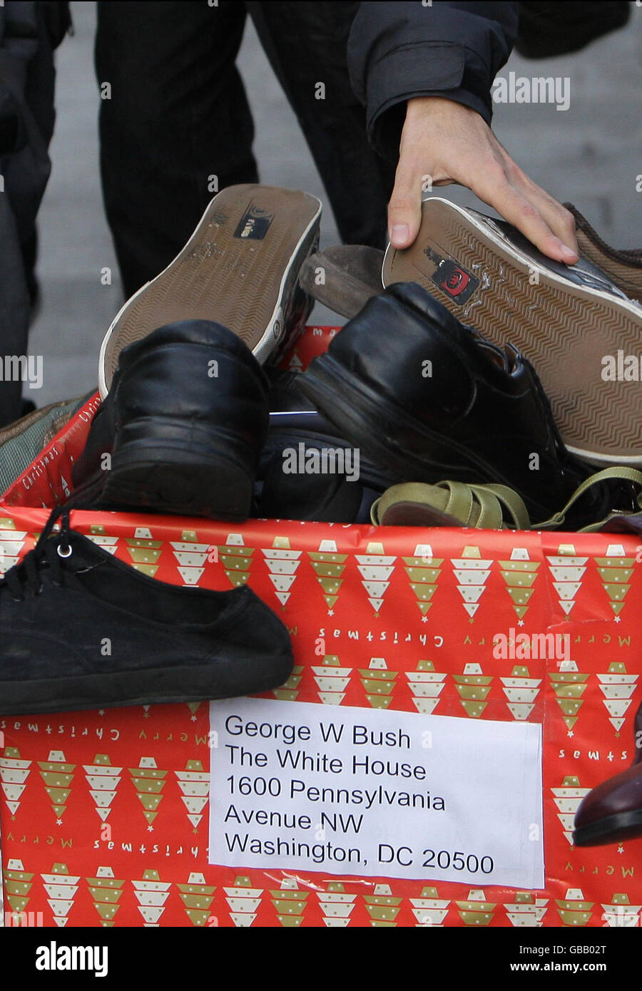 Un manifestant ajoute une chaussure à une boîte adressée au président  américain George Bush devant l'ambassade américaine de Grosvenor Square à  Londres, dans le cadre d'une manifestation en faveur du journaliste irakien