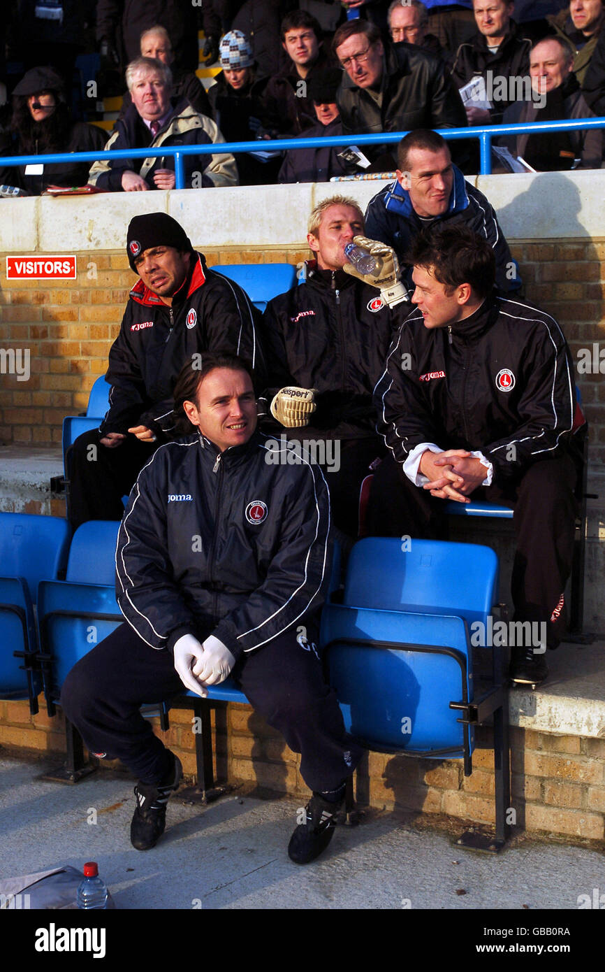 Charlton Athletic's (2e rangée l-r) Mark Fish, gardien de but Simon Royce, Stephen Hughes et (première rangée) physio George Cooper regardent l'action de l'autre banc Banque D'Images