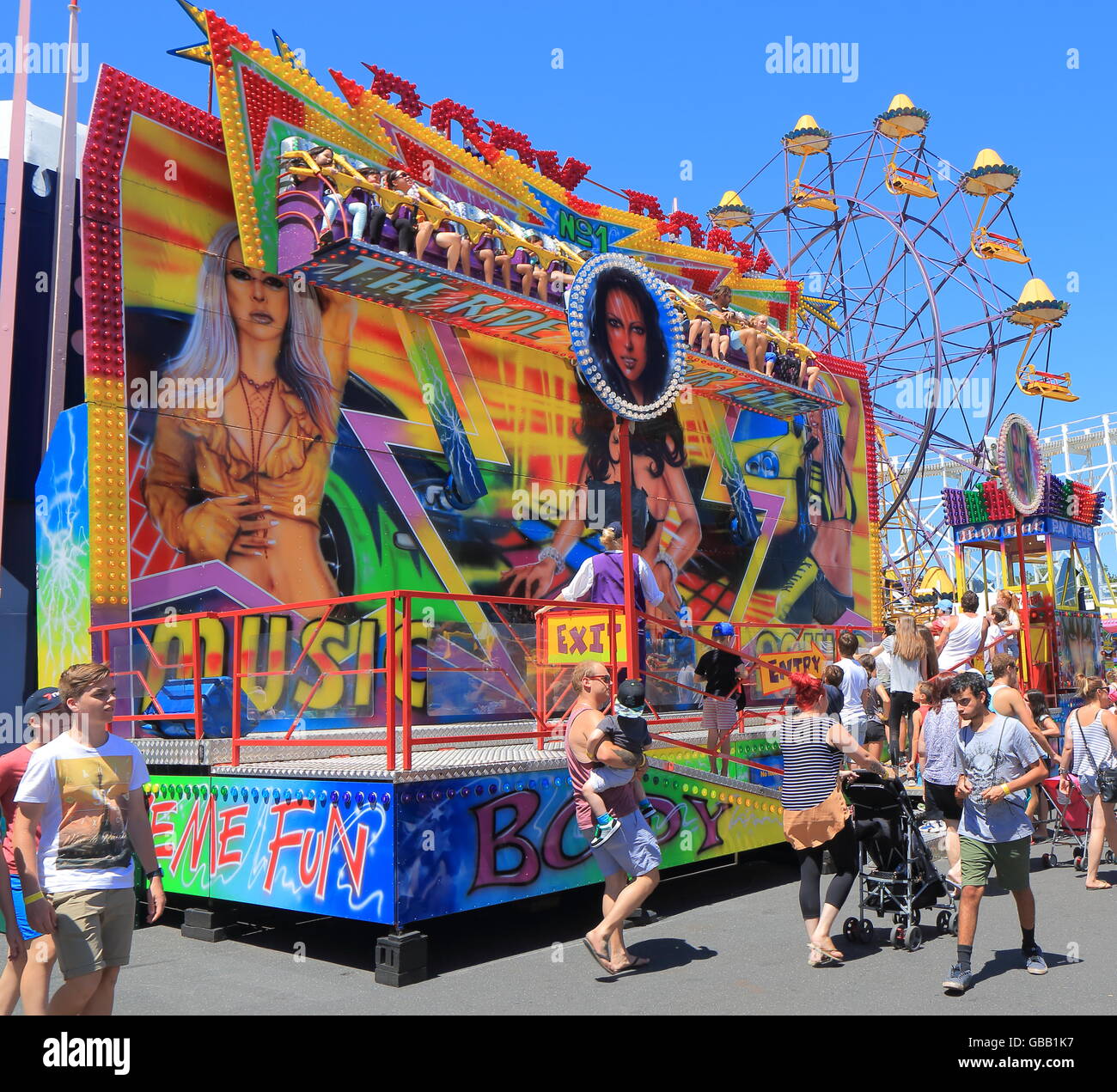 Personnes visitent le Luna Park parc d'attractions de Melbourne, Australie Banque D'Images