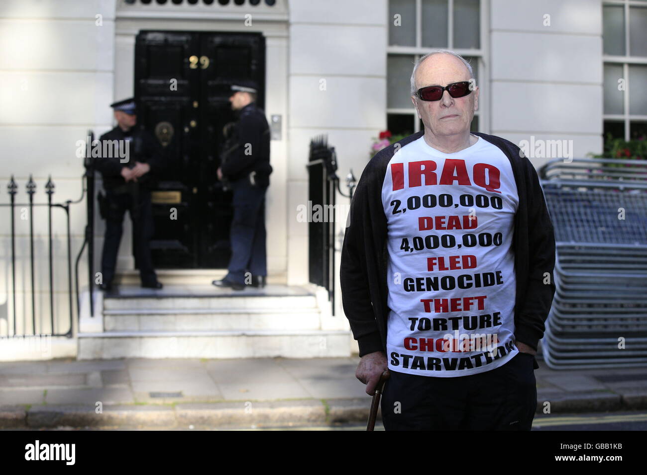 Manifestant Michael Culver, 78, se trouve en dehors de la maison de l'ancien Premier Ministre Tony Blair en amont de la publication du rapport Chilcot dans la guerre en Irak. Banque D'Images