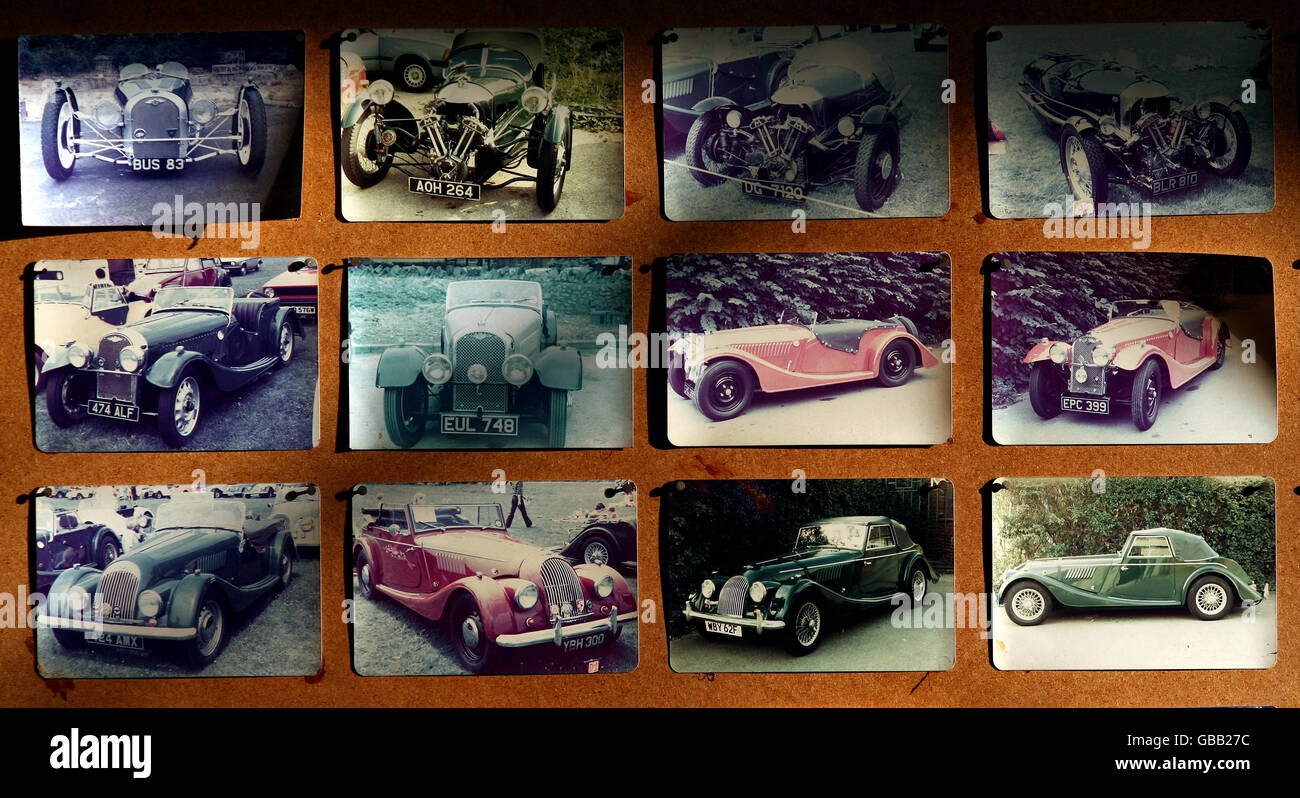 Stock, Morgan car Factory. Des photos de propriétaires de voitures décolorées sont accrochées à un mur Banque D'Images
