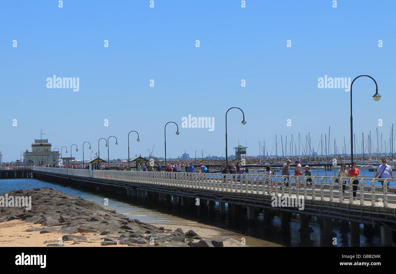 Personnes visitent la plage St Kilda pier à Melbourne, Australie Banque D'Images
