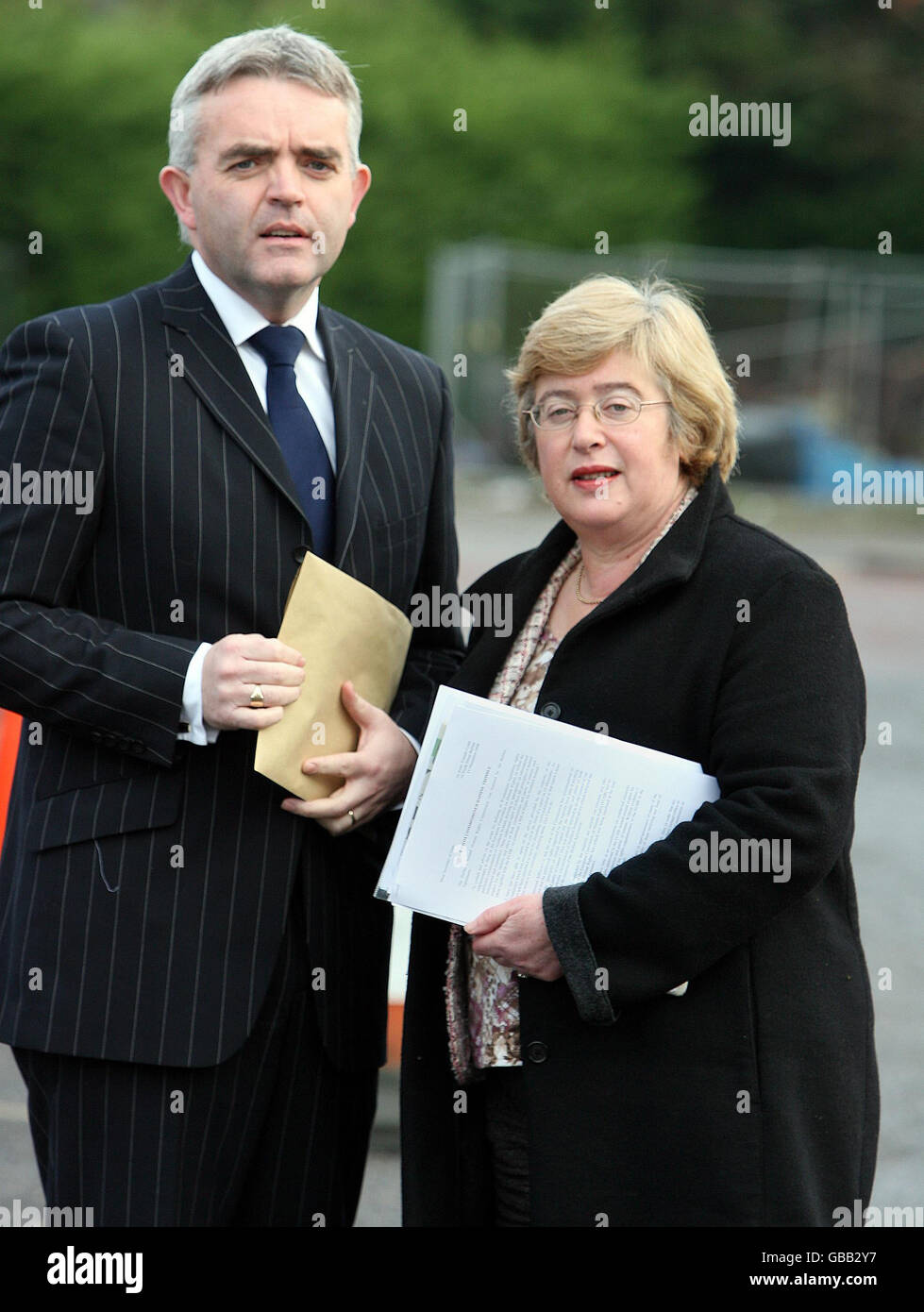 Jonathan Bell (à gauche), représentant du Parti unioniste démocratique (DUP), avec Lady Daphne Trimble, qui a remis une lettre de protestation à Castle Buildings, Belfast, au sujet des plans de la Commission des droits de l'homme d'Irlande du Nord pour une Déclaration des droits. Banque D'Images