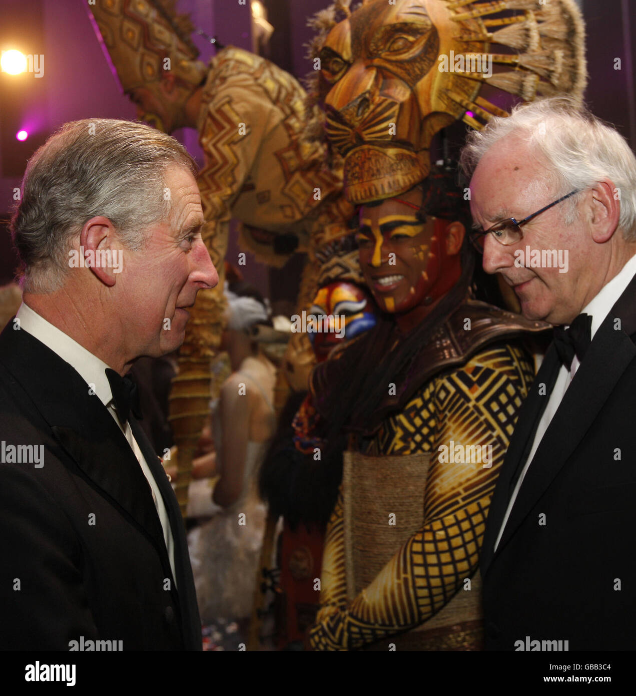 Le Prince de Galles (à gauche) rencontre Pete Waterman (à droite) et des artistes en coulisses au Royal Variety performance au Palladium Theatre de Londres. Banque D'Images