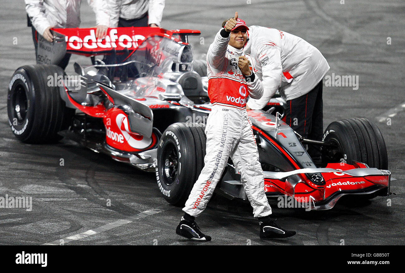 Lewis Hamilton avec sa voiture de F1 Vodafone McLaren Mercedes lors de la  course des champions au stade Wembley, Londres Photo Stock - Alamy