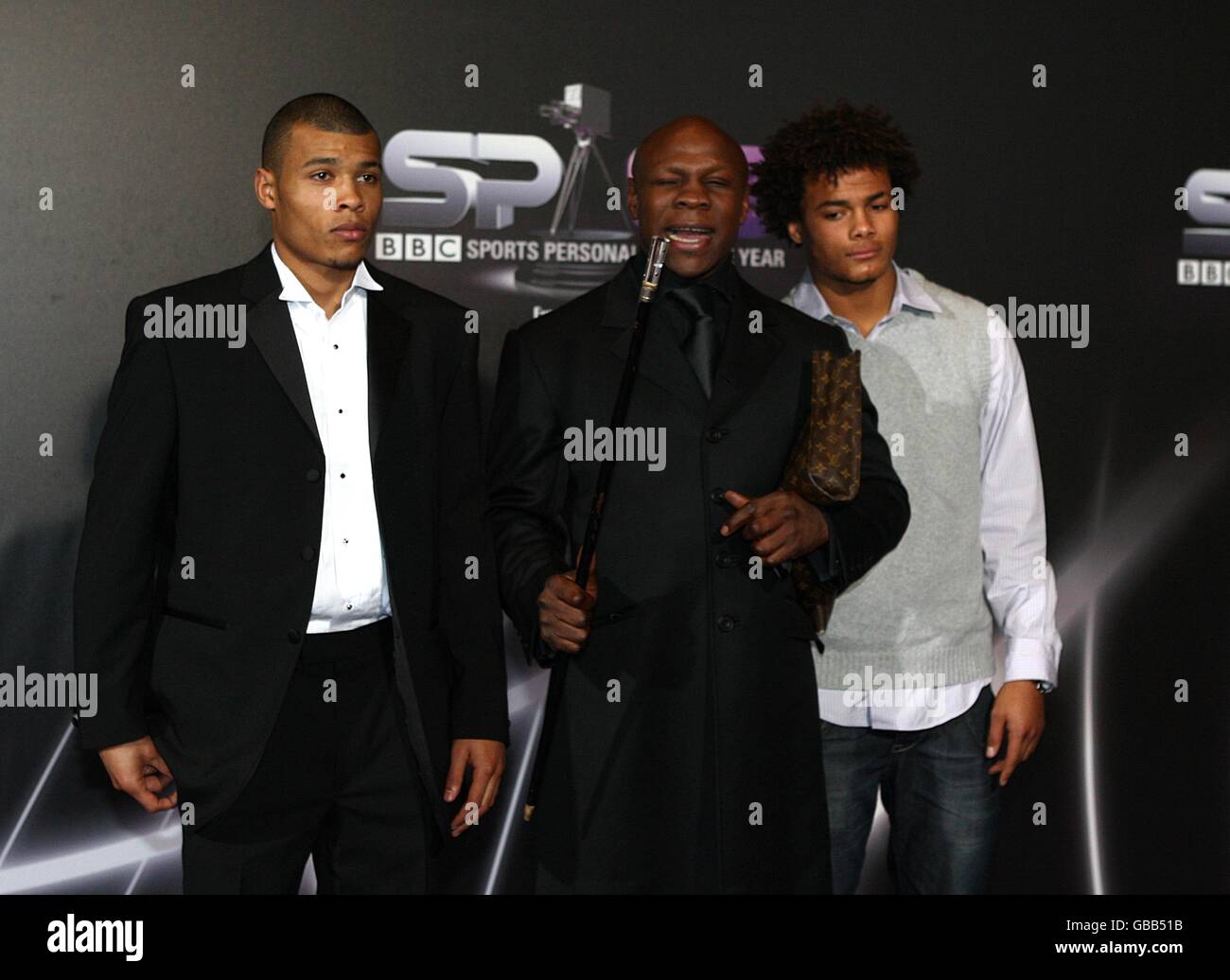 L'ancien boxeur Chris Eubank (au centre) avec son fils Christopher (l) arrive pour la personnalité sportive de la BBC de l'année 2008 à l'Echo Arena, Liverpool Banque D'Images