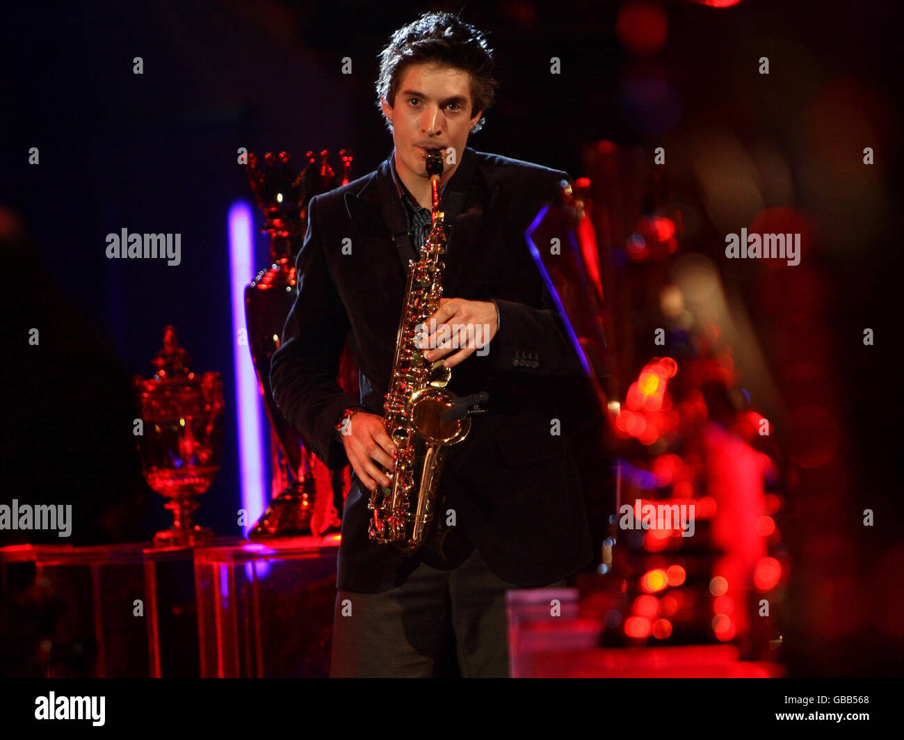 Zac Purchase, lauréat de la médaille d'or olympique, au saxophone, lors des prix de la personnalité de l'année de la BBC Sport à l'arène Liverpool Echo. Banque D'Images