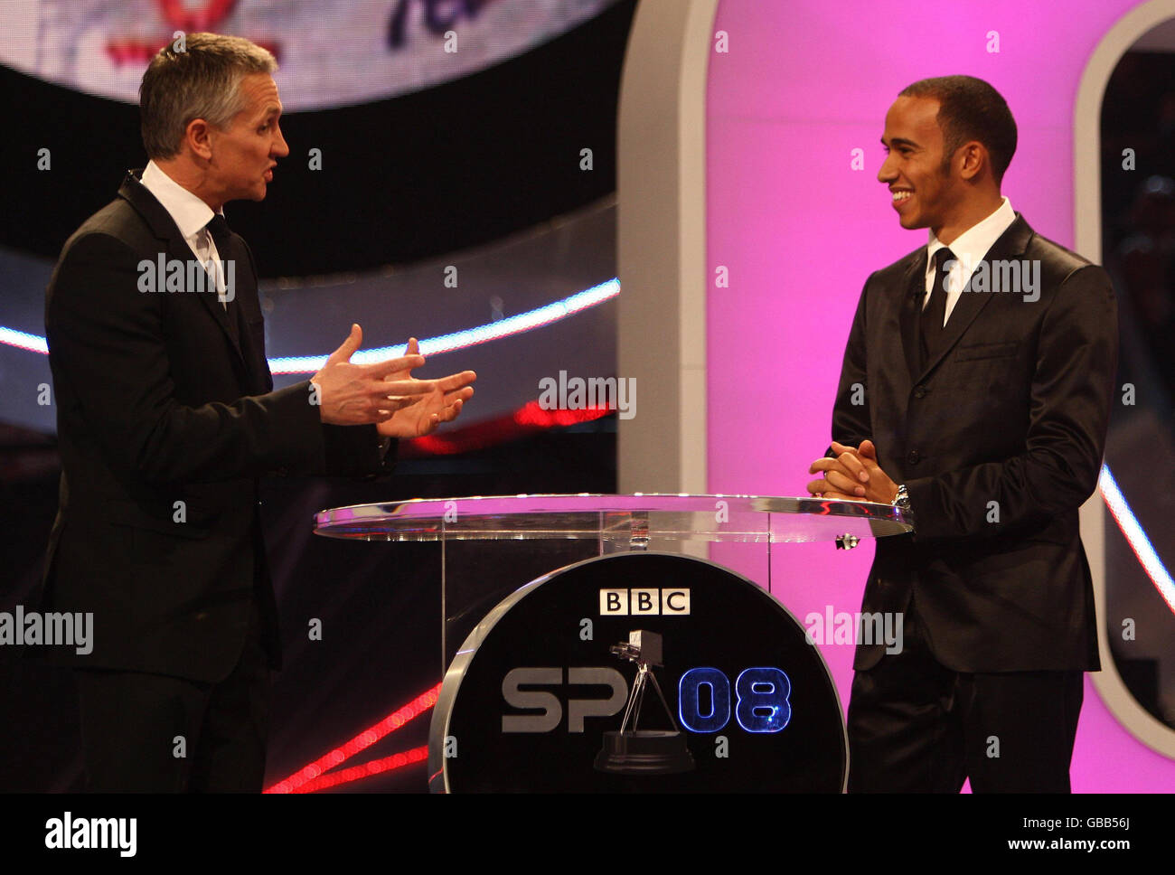 Gary Lineker s'entretient avec le champion de Formule 1 Lewis Hamilton lors des prix de personnalité de l'année de la BBC Sport au Liverpool Echo Arena, à Liverpool. Banque D'Images