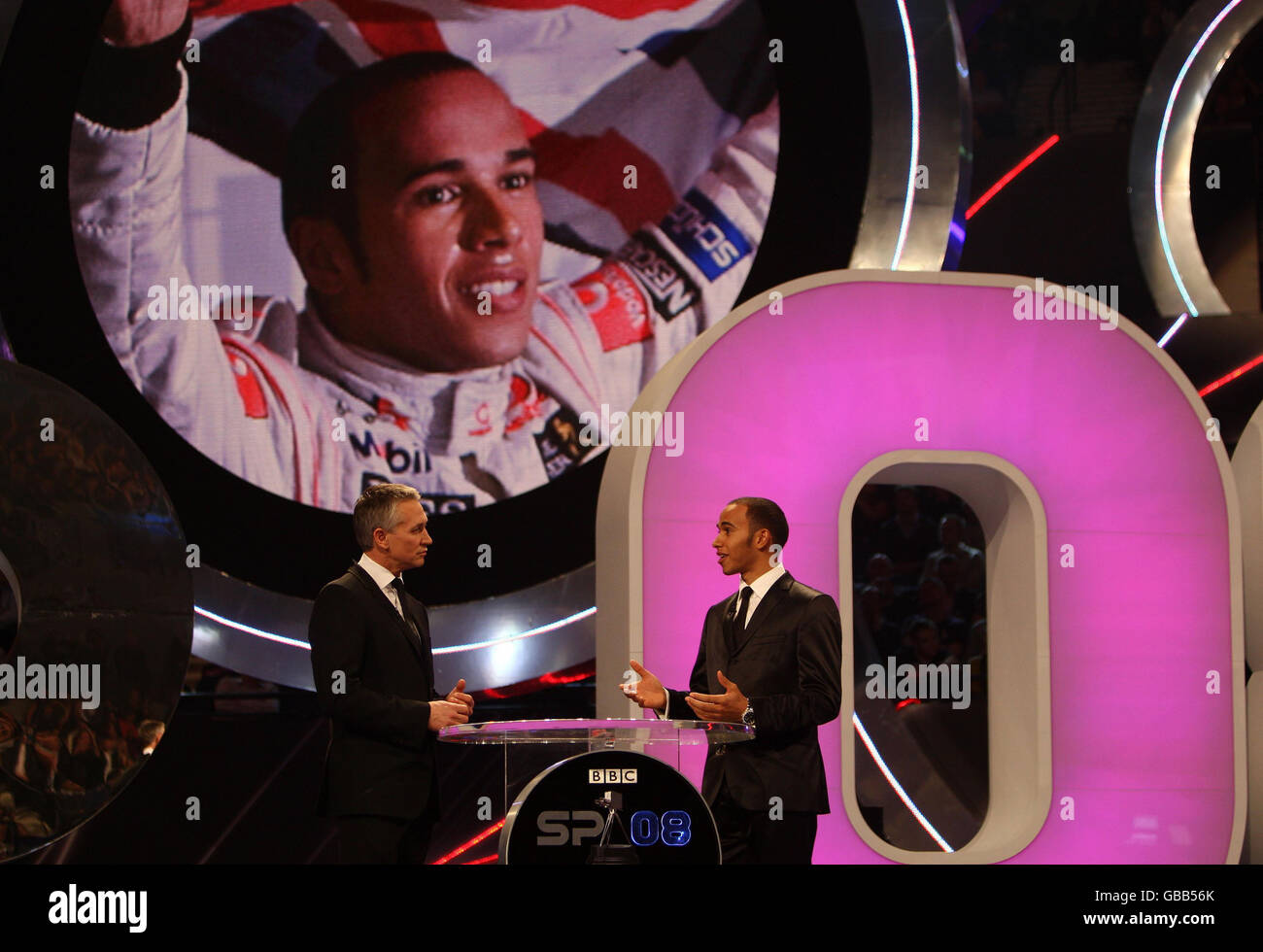 Gary Lineker s'entretient avec le champion de Formule 1 Lewis Hamilton lors des prix de personnalité de l'année de la BBC Sport au Liverpool Echo Arena, à Liverpool. Banque D'Images