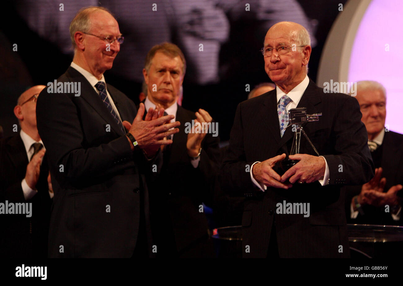 Sir Bobby Charlton reçoit le prix de réalisation à vie du frère Jack lors des prix de personnalité de l'année de la BBC Sport à l'arène Liverpool Echo, à Liverpool. Banque D'Images
