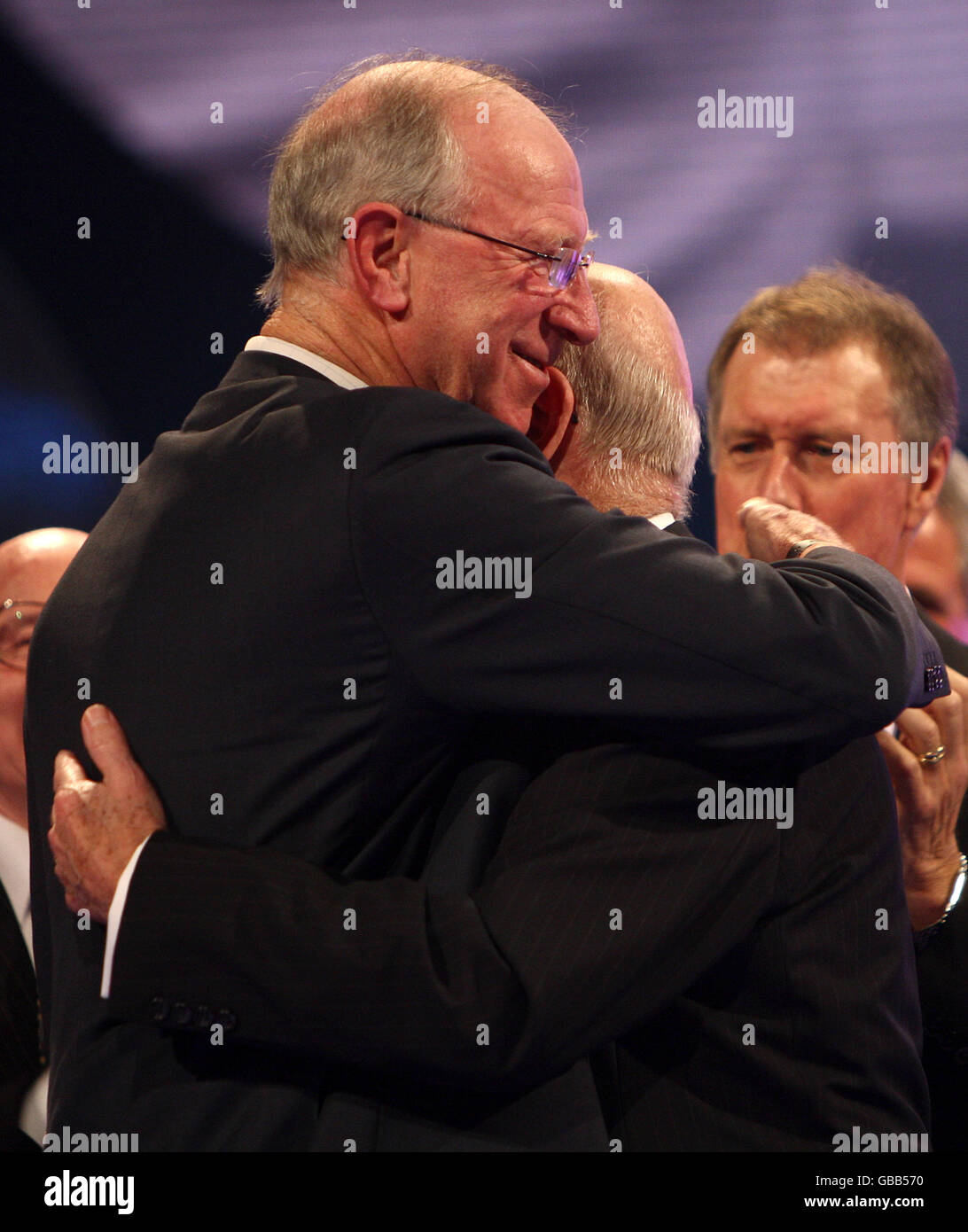 Sir Bobby Charlton reçoit le prix de réalisation à vie du frère Jack lors des prix de personnalité de l'année de la BBC Sport à l'arène Liverpool Echo, à Liverpool. Banque D'Images