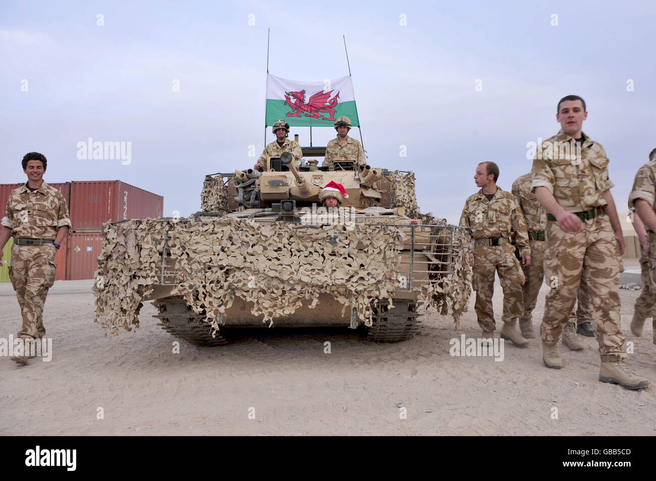 Troupes de la 1re Garde de Dragoon de la Reine avec un char Scimitar au Camp Bastion Afghanistan. Banque D'Images