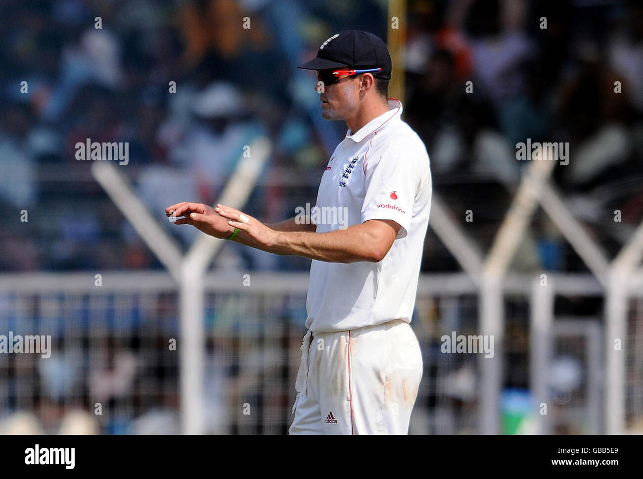 Kevin Pietersen, en Angleterre, encourage ses coéquipiers à rester calmes pendant la cinquième journée du premier match de test au stade M. A. Chidambaram à Chennai, en Inde. Banque D'Images
